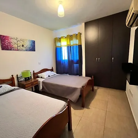 Apartment Modern 2br Near Finikoudes -